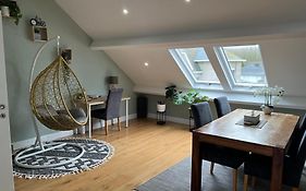 Peaceful Home Close To Airport With Parking